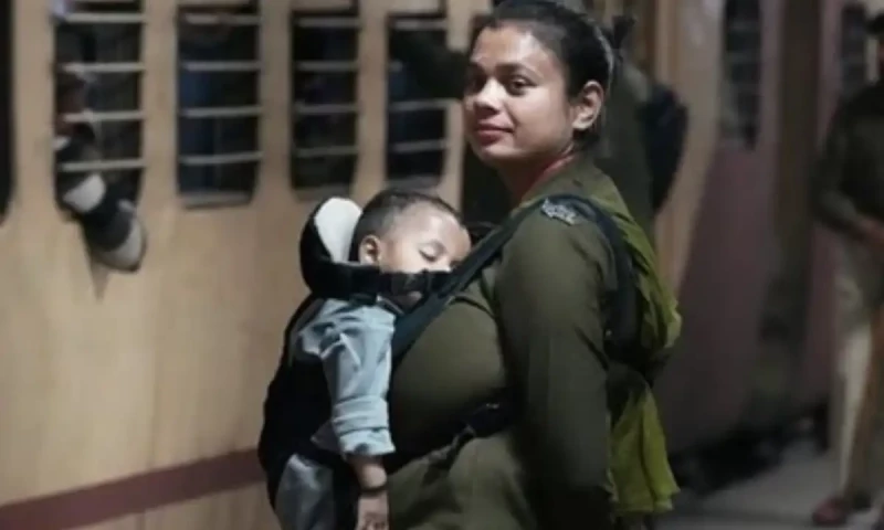 Viral video: Female constable manages crowd at Delhi station while carrying baby