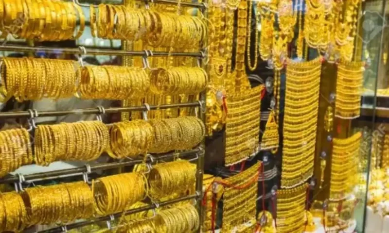 Gold prices hit record high in Pakistan
