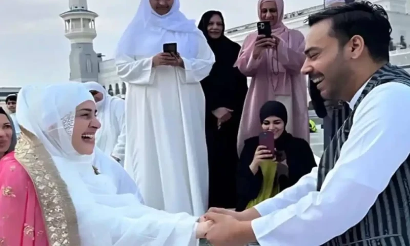 Kubra Khan and Gohar Rasheed&rsquo;s new picture from Makkah goes viral