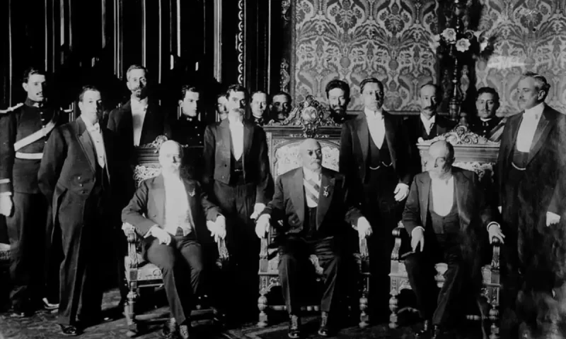  جنرل وکٹوریانو ہورٹا اپنی حکومتی کابینہ کے ساتھ 