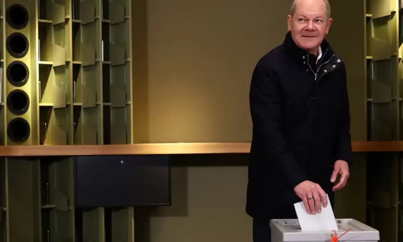 Germans start voting, polls suggest shift to right