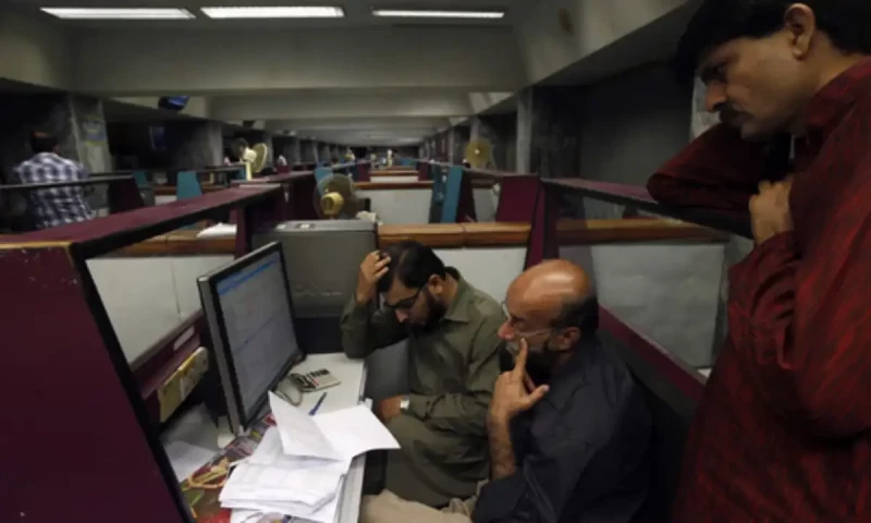 KSE-100 index falls over 800 points amid ongoing selling pressure at PSX