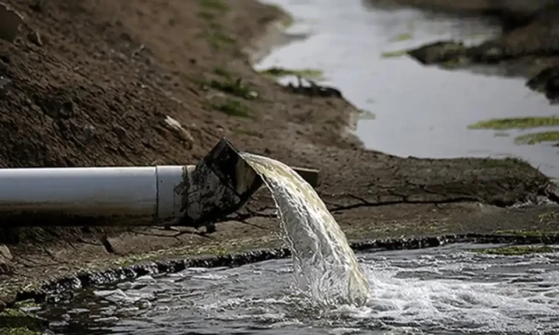 Karachi&rsquo;s University Road portion closed due to water pipeline damage