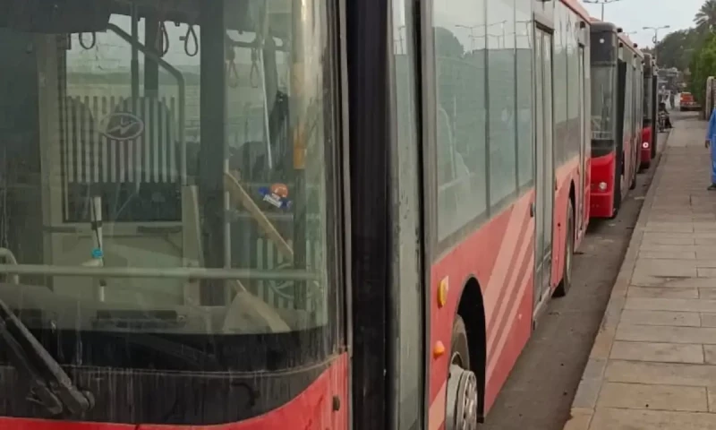 Karachi&rsquo;s Peoples &lsquo;Red&rsquo; Bus Service claims life near Khokhrapar, Malir