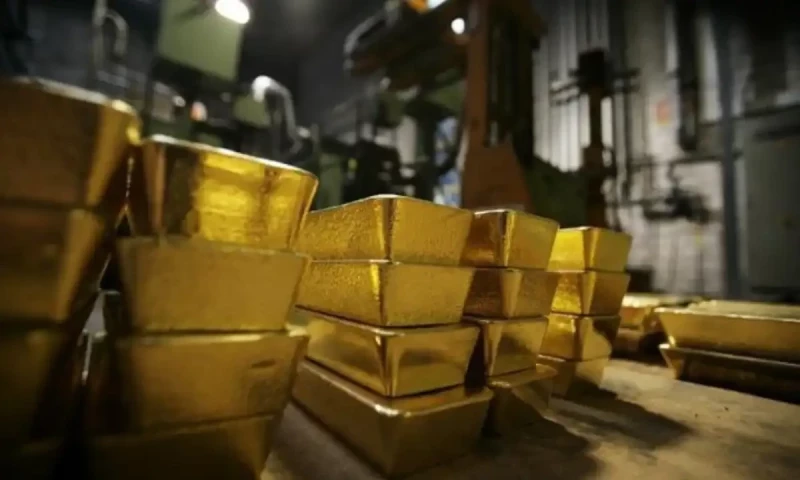 Gold prices decline in Pakistan, intl markets