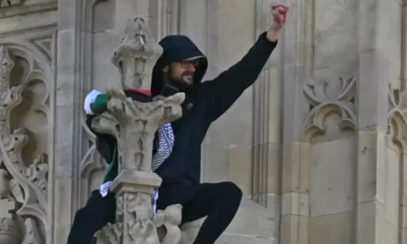 Man with Palestinian flag arrested after scaling London&rsquo;s Big Ben