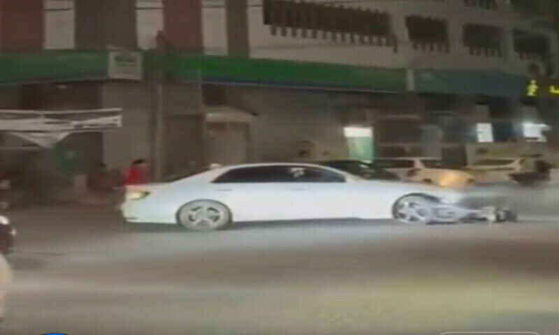 Reckless driver in luxury car runs over motorcyclists in Karachi