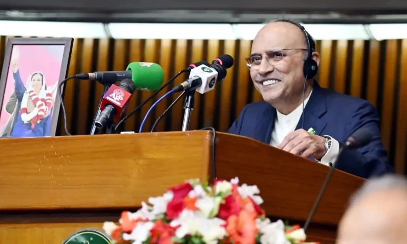 President Zardari calls for increase in government employees&rsquo; salaries, pensions