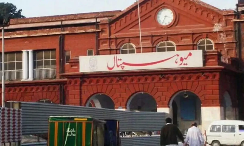 Mayo Hospital injection reaction case: three nurses issued show-cause notices