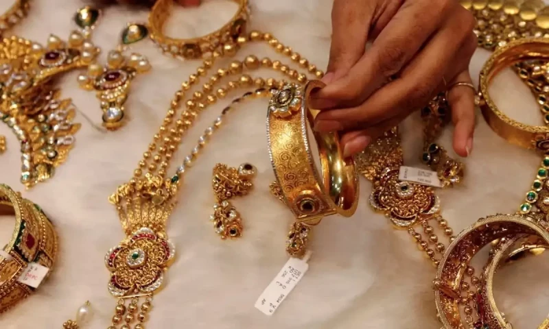 Gold prices rise in Pakistan as global rates climb