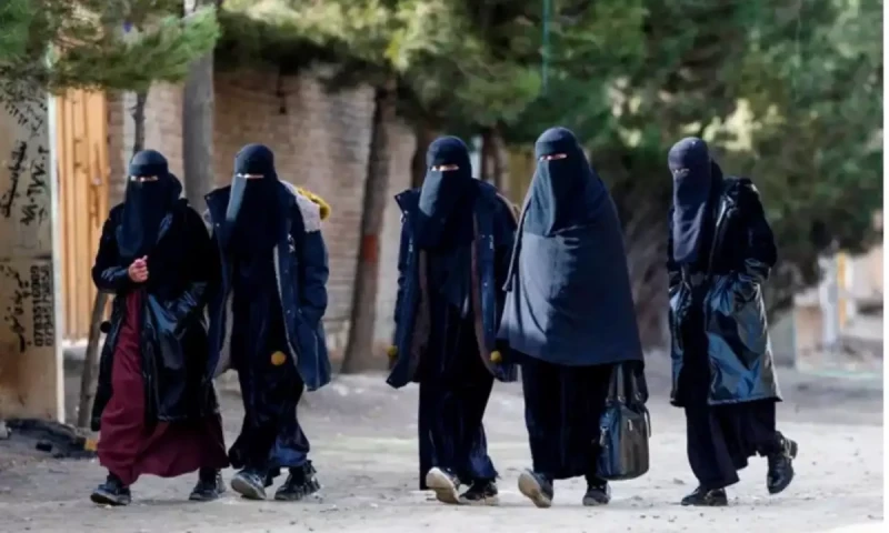 New generation of Afghan women shift from burqa