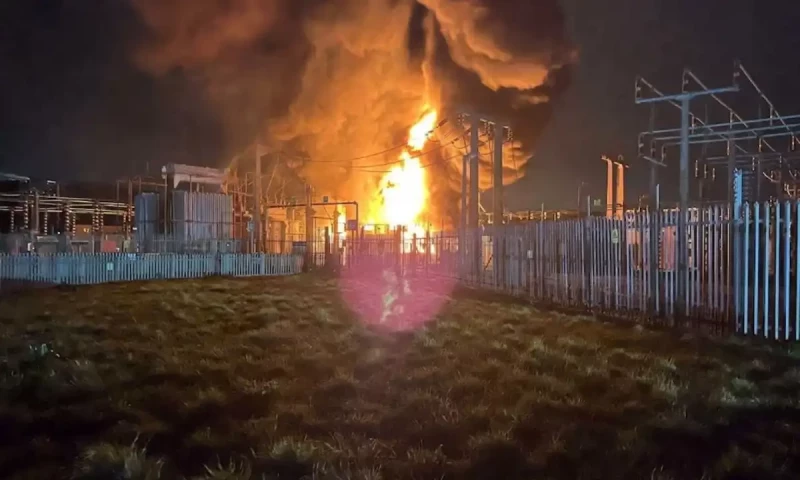 Global flight turmoil as London&rsquo;s Heathrow closed by huge fire