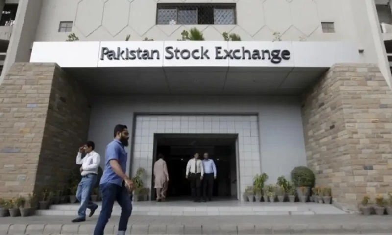 Stock market stages partial recovery amid volatility