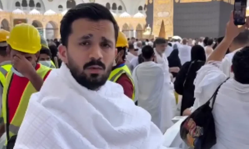 Rajab Butt apologizes in the Kaaba amid controversy over perfume name