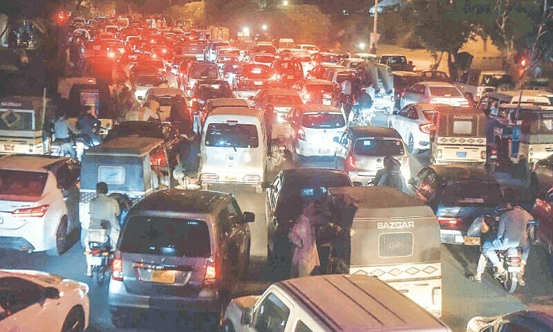 Karachi witnesses huge traffic jams on Friday; citizens break their fast on roads