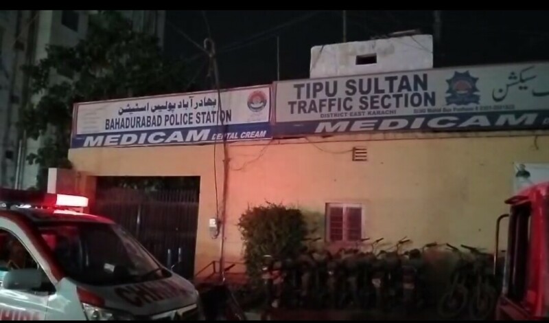 Policeman kills two alleged robbers on Karachi&rsquo;s Shahrah-e-Faisal