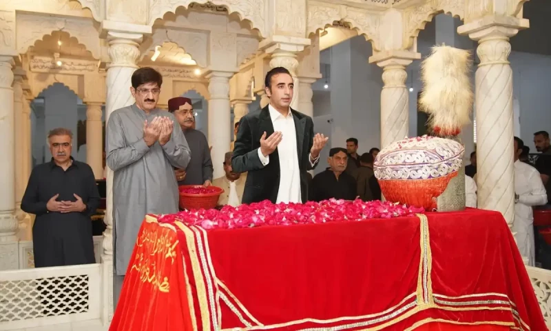 Where did different political leaders perform Eid al-Fitr prayers?