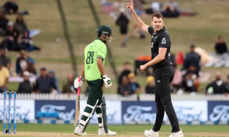 2nd ODI: Pakistan all out for 208 runs against New Zealand