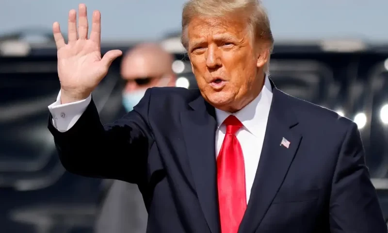 Trump unveils first $5 million &lsquo;gold card&rsquo; visa