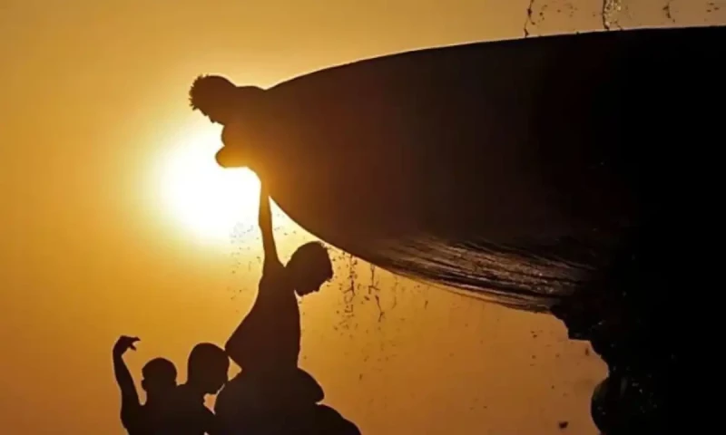 Karachi faces hot, humid weather with potential for light rain