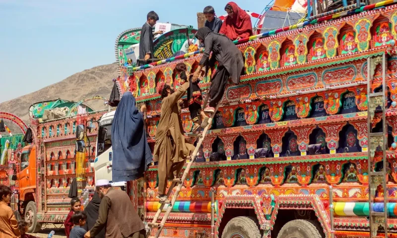 Over 3,500 undocumented foreigners deported via Torkham in a single day