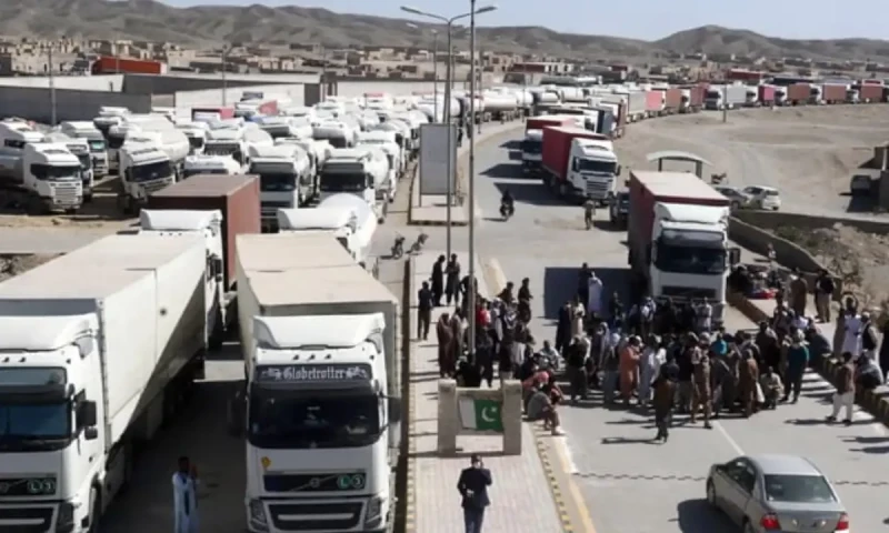 Ministry of Commerce to submit new summary on 1,200 stranded trucks at Pak-Iran border