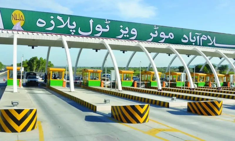 Bus driver arrested for counting cash while driving on Lahore&rsquo;s Motorway