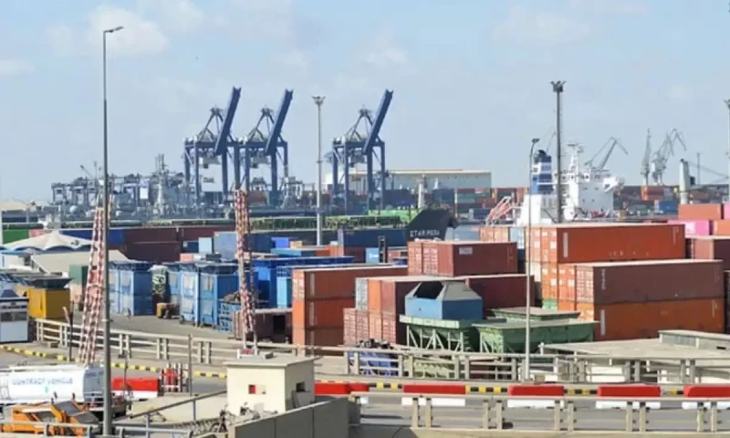 Karachi goods transporters call off strike after successful talks with commissioner