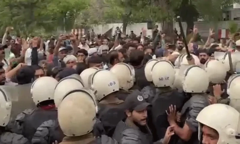 Lahore: Health employees continue protest as Punjab govt rules out negotiations