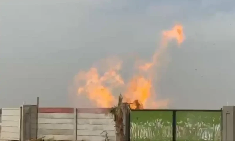 Mysterious fire in Karachi&rsquo;s Korangi Creek extinguishes itself again