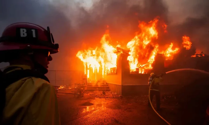Fire breaks out at shopping plaza center in Karachi