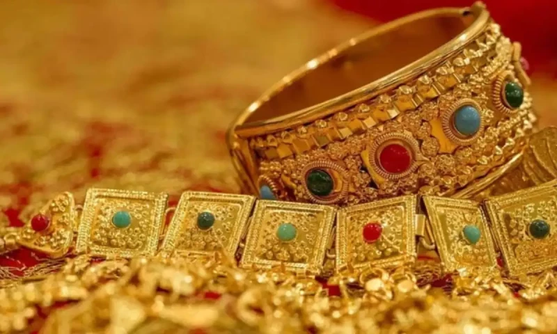 پاکستان میں کاروباری ہفتے کے پہلے روز سونے کی قیمت میں بڑی کمی پاکستان میں کاروباری ہفتے کے پہلے روز سونے کی قیمت میں بڑی کمی
