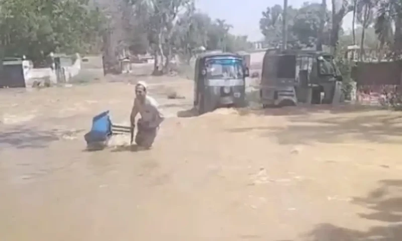 Major flooding occurs, 84-inch water supply line bursts near Karachi University