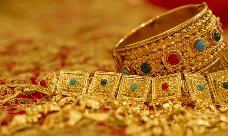 Gold prices plunge by thousands in local, international markets