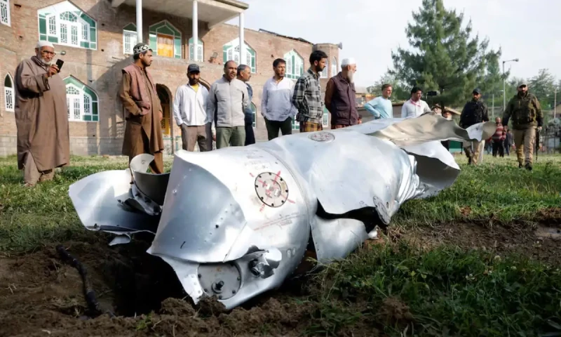 بھارتی طیارے کا ملبہ 7جنوبی کشمیر کے ضلع پلوامہ کے علاقے وویان میں زمین پر بکھرا پڑا ہے۔ (روئٹرز)