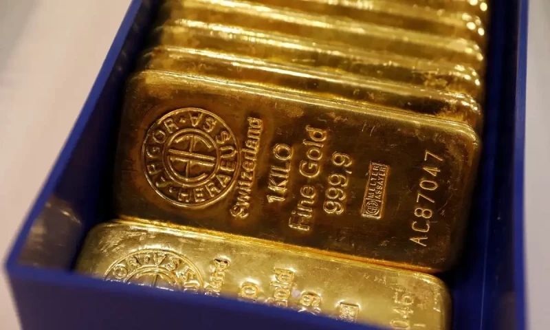Gold prices drop in Pakistan, intl markets