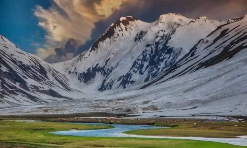 One dead, eight rescued from snow-covered Noori Top