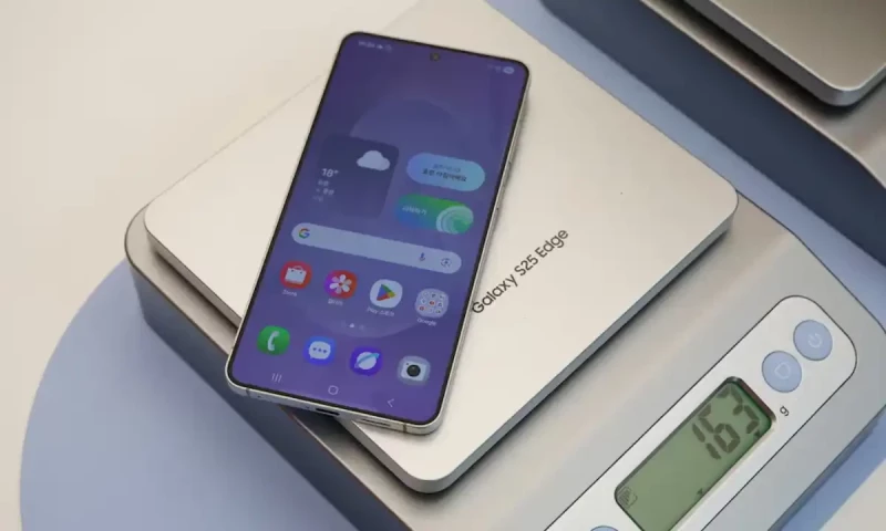 Samsung launches slimmest smartphone as races against rival Apple