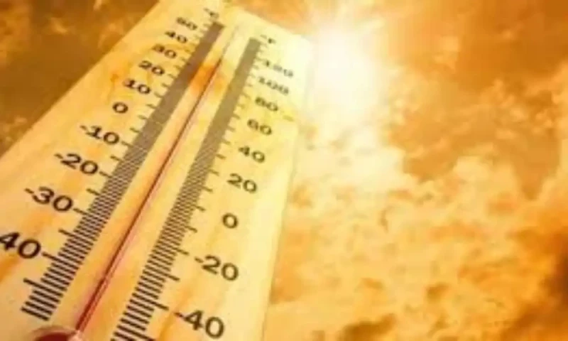 Karachi experiences partly cloudy skies and rising temperatures