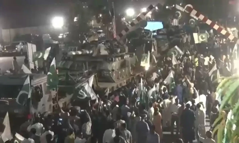 Lahore welcomes brave soldiers returning from borders with historic celebration