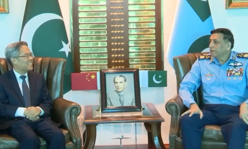 China promises to bolster Pakistan&rsquo;s air defense after war with India