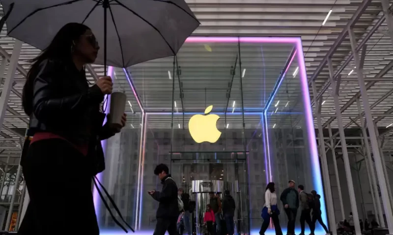 Trump threatens new tariffs on European Union and Apple, reigniting trade fears