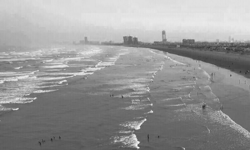 Karachi&rsquo;s weather improves as sea breezes resume, strong winds expected