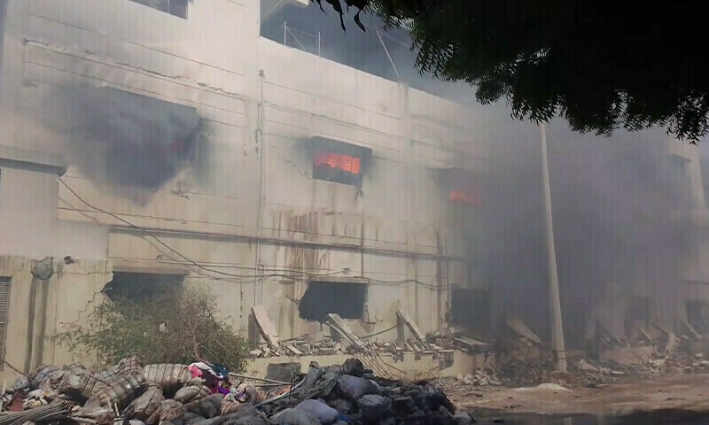Karachi Landhi Export Processing Zone fire continues to burn after 24 hours