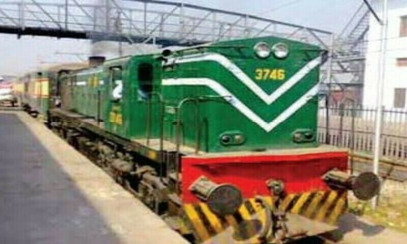 Mehr Express stranded after engine failure at Karor lal esan station