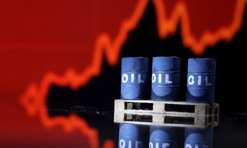 Oil prices jump after Trump&rsquo;s warning, stocks extend gains