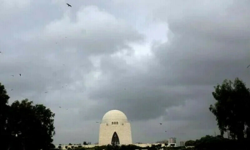 Karachi: Cloudy skies bring light drizzles, pleasant weather