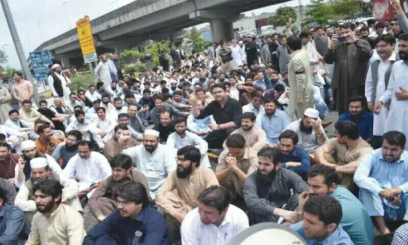KP govt employees rally in Peshawar against pension cuts, allowance reduction
