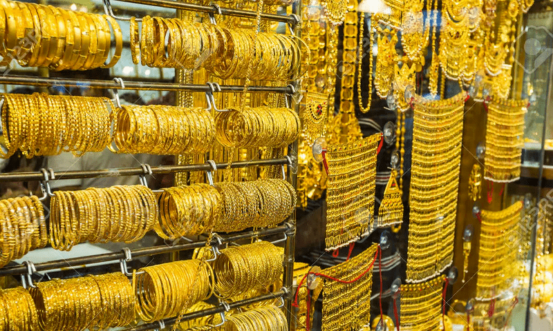 Gold prices maintain downtrend, fall by Rs1,600 per tola