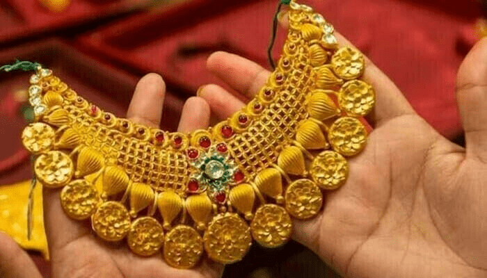 Gold prices fall by Rs600 per tola in local market